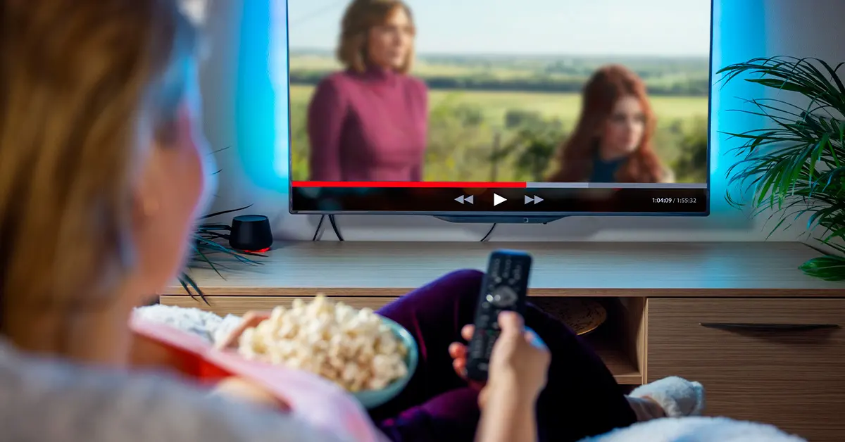Persona comiendo palomitas disfrutando de la serie amor y muerte
