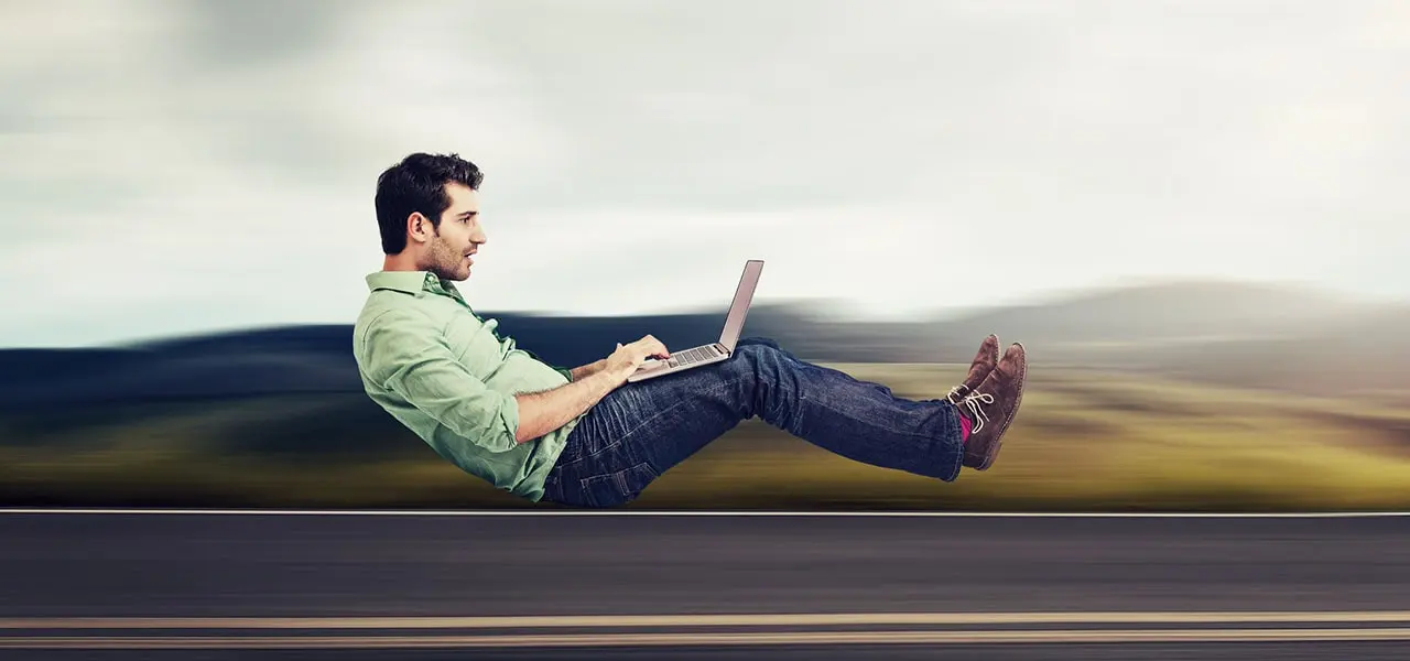 Persona con computadora navegando por internet.